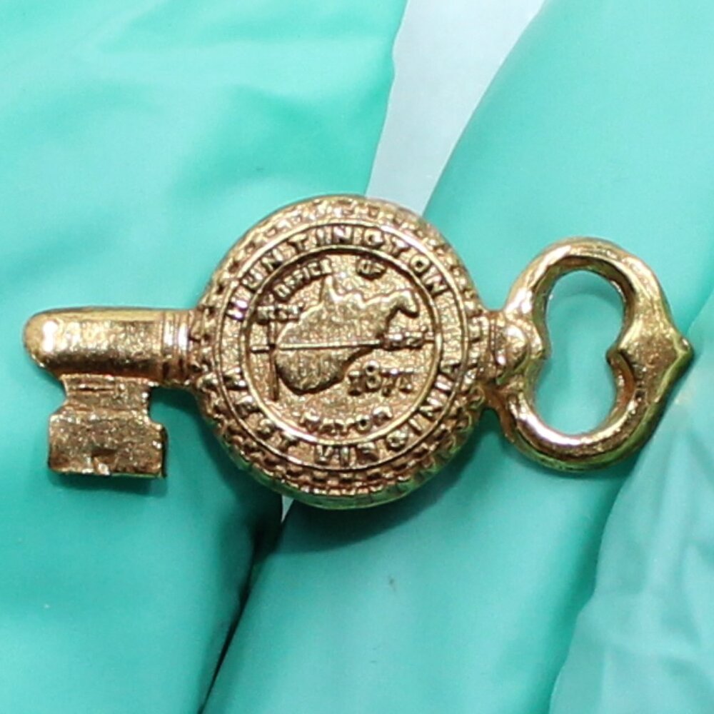 Huntington West Virginia Gold Tone Key To The City Lapel Tie or Clothing Pin